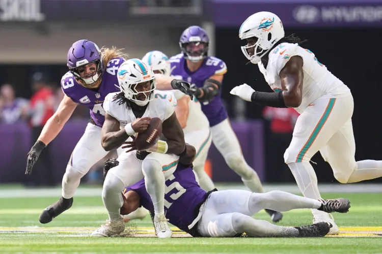 Unbeaten Vikings keep Dolphins winless